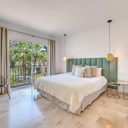 New Spacious Townhouse In マルベーリャ