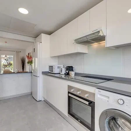 アパート New Spacious Townhouse In マルベーリャ