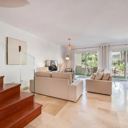 New Spacious Townhouse In アパート マルベーリャ