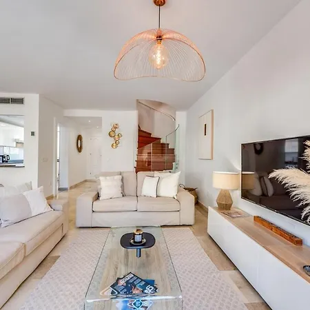 アパート New Spacious Townhouse In マルベーリャ