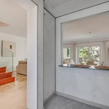 アパート New Spacious Townhouse In マルベーリャ