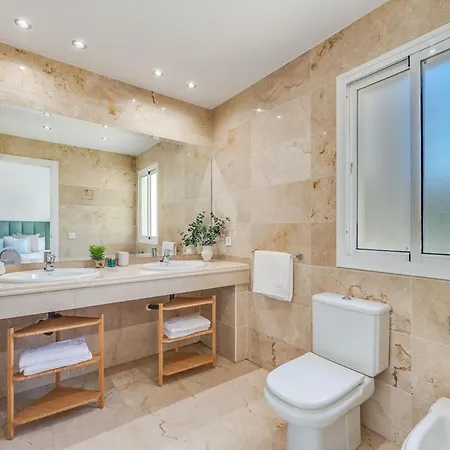 アパート New Spacious Townhouse In