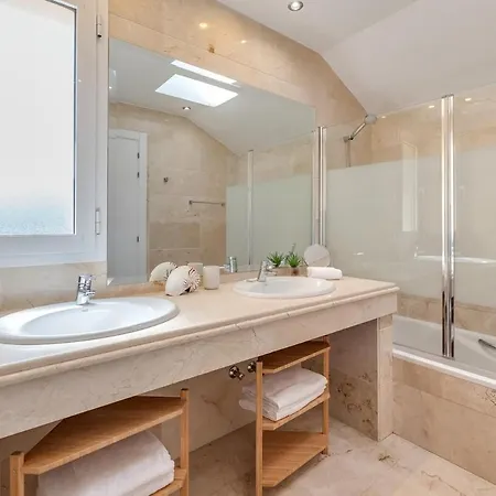 アパート New Spacious Townhouse In