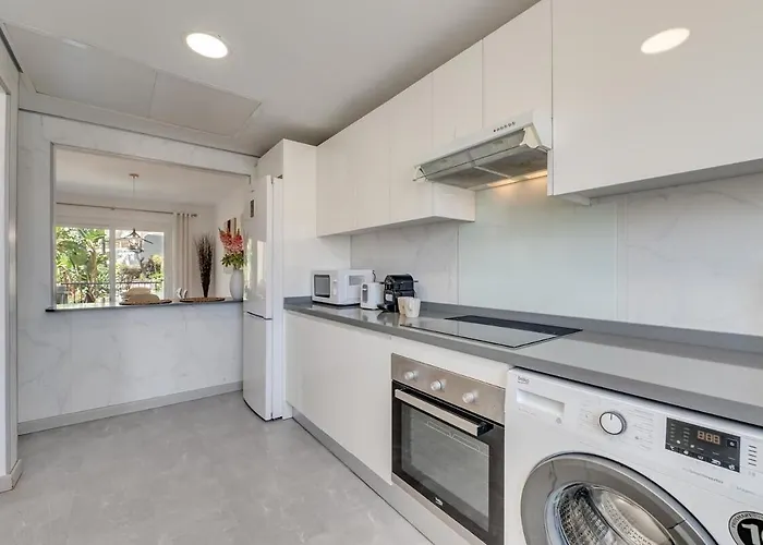 アパート New Spacious Townhouse In マルベーリャ