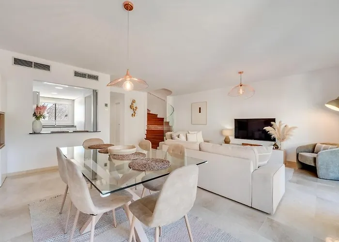 New Spacious Townhouse In * マルベーリャ