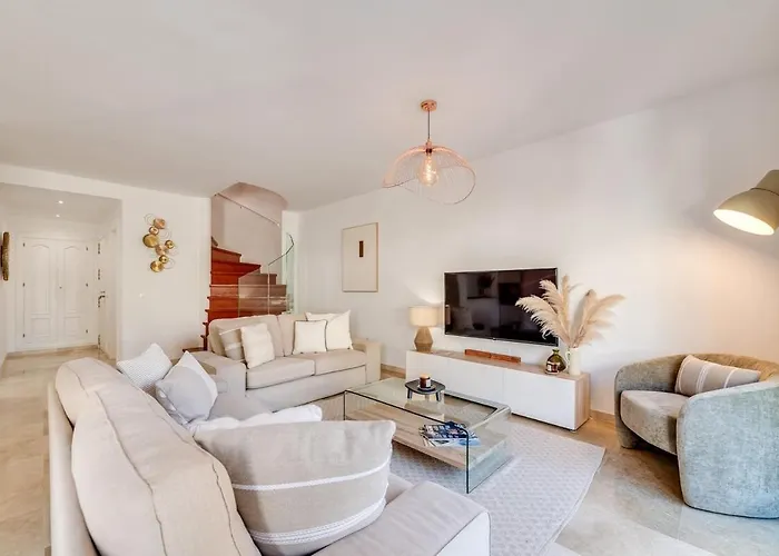 New Spacious Townhouse In アパート