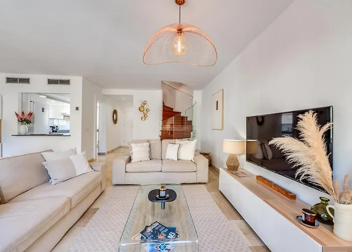 アパート New Spacious Townhouse In マルベーリャ