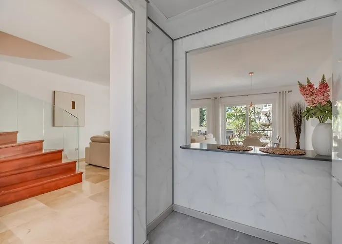 アパート New Spacious Townhouse In マルベーリャ