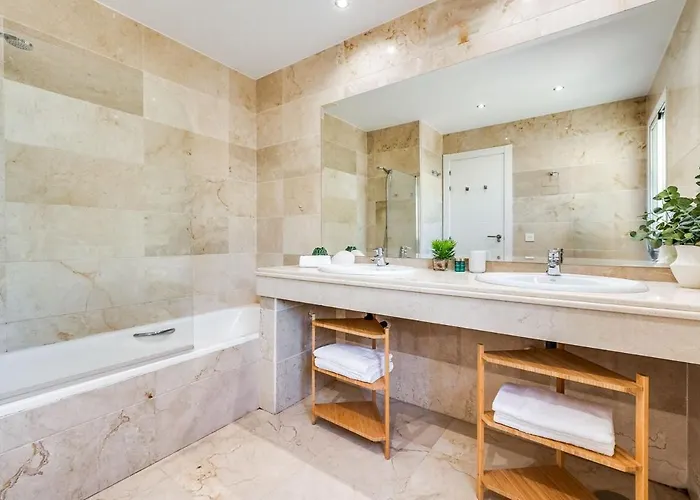 New Spacious Townhouse In アパート マルベーリャ