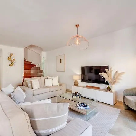 New Spacious Townhouse In Apartment